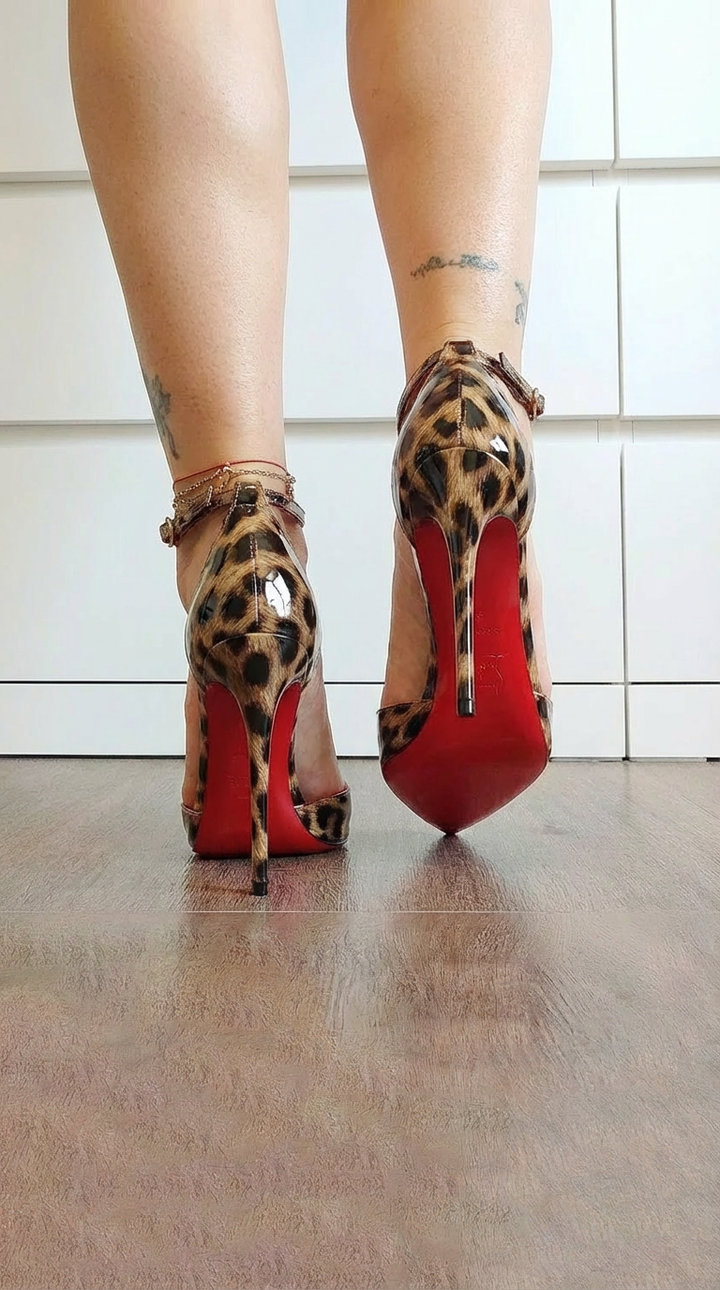 COURT SHOES WITH ANIMAL PRINT AND RED DETAILS