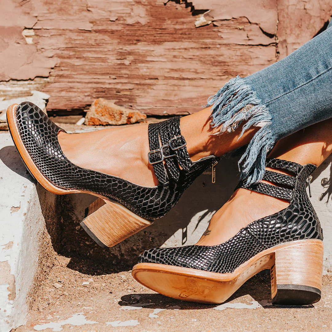 SHORT HEEL SHOES WITH STRAPS