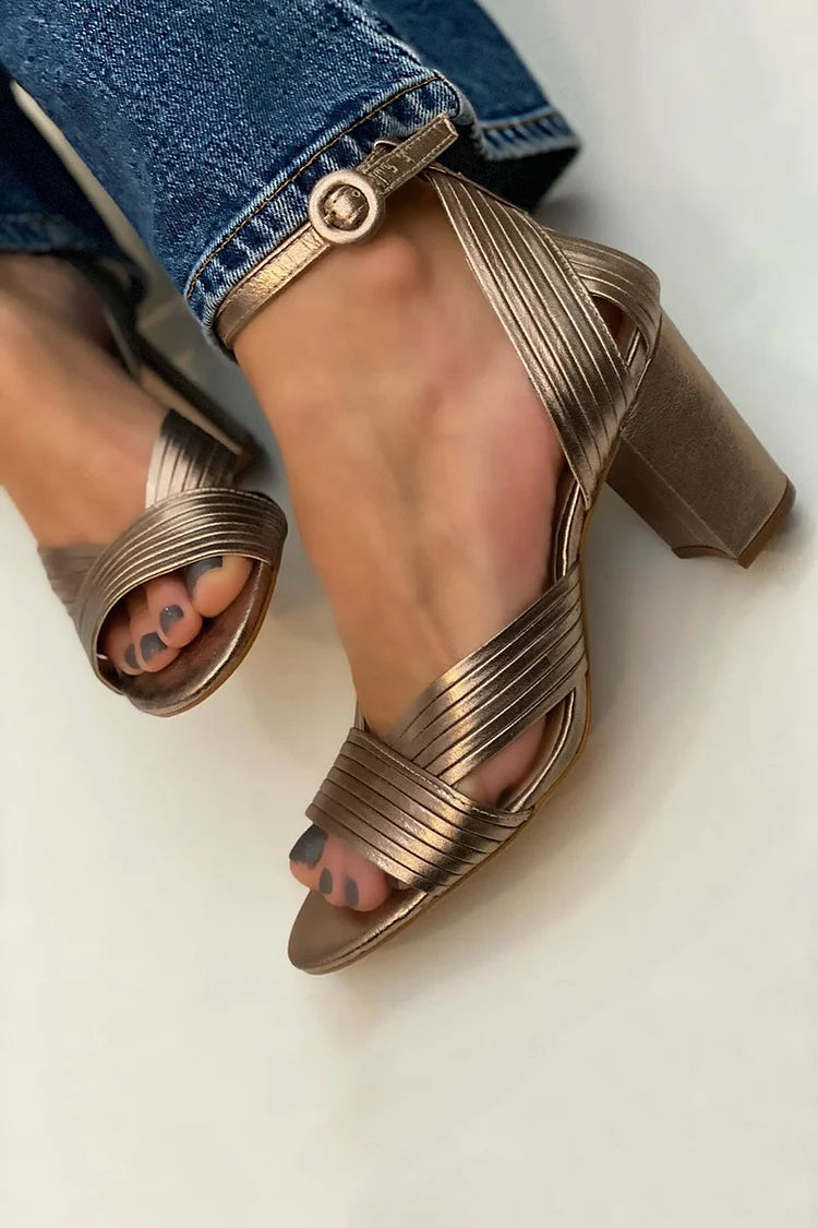 ELEGANT SANDALS WITH STRAPS