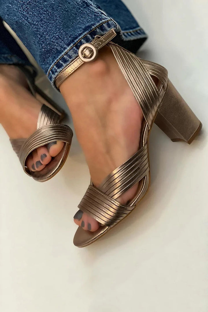 ELEGANT SANDALS WITH STRAPS