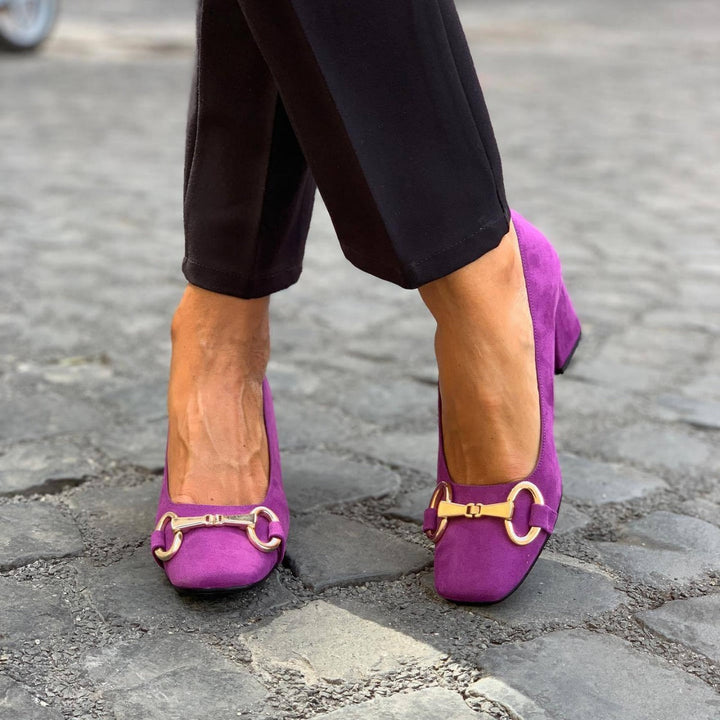 ELEGANT SHOES WITH GOLD DETAILS