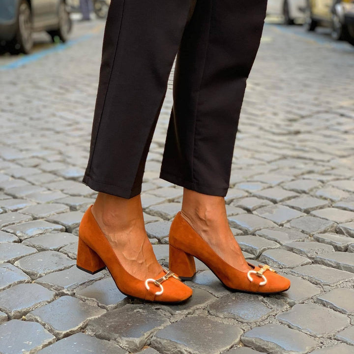 ELEGANT SHOES WITH GOLD DETAILS