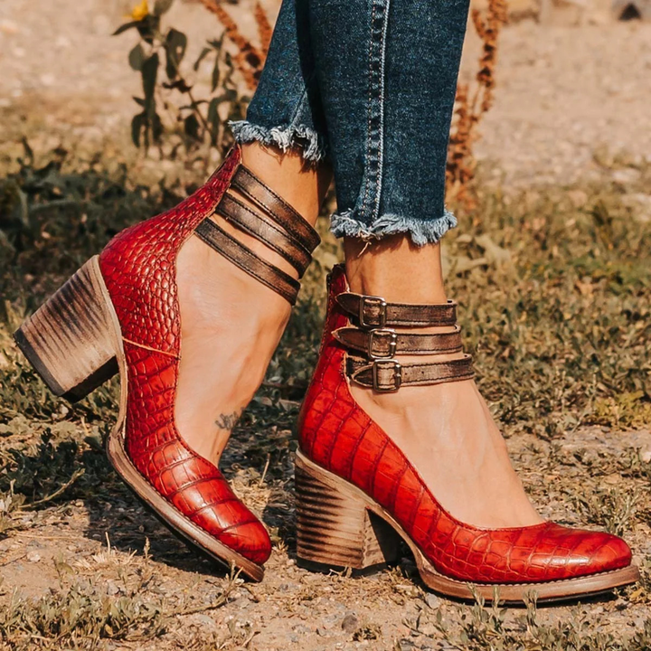 SHORT HEEL SHOES WITH STRAPS