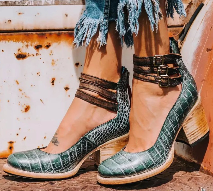 SHORT HEEL SHOES WITH STRAPS